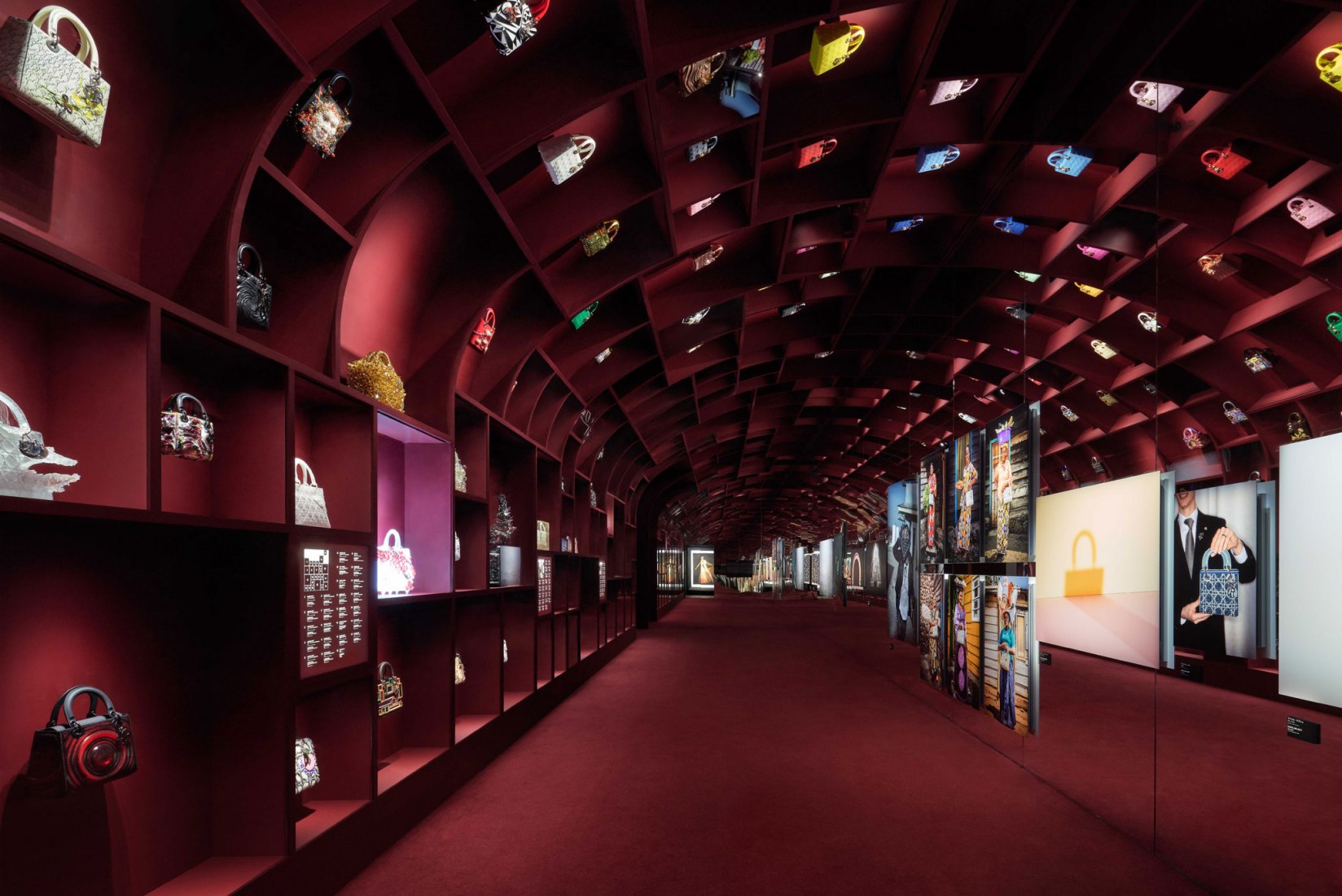 Christian Dior: Designer of Dreams by OMA opens in Tokyo. Fotografía por Daici Ano / Imagen cortesía de Dior.