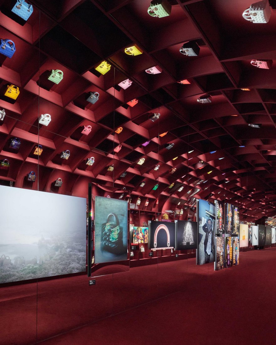 Christian Dior: Designer of Dreams by OMA opens in Tokyo. Fotografía por Daici Ano / Imagen cortesía de Dior.
