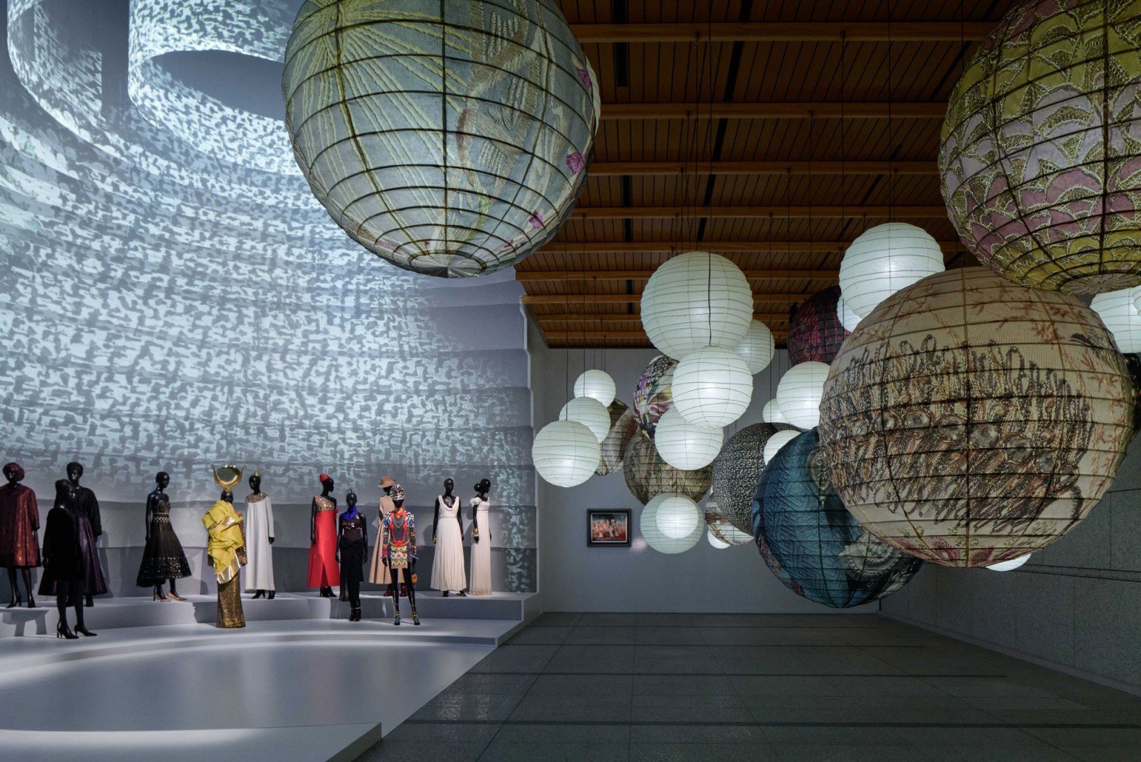 Christian Dior: Designer of Dreams by OMA opens in Tokyo. Fotografía por Daici Ano / Imagen cortesía de Dior.