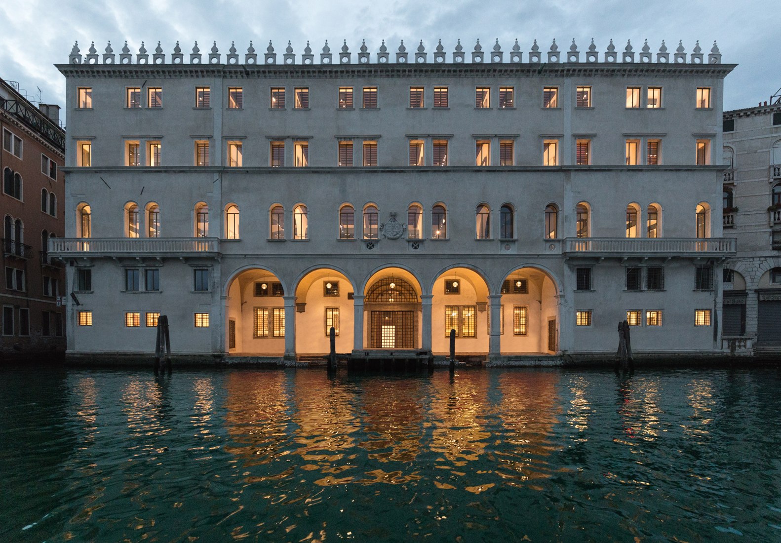 Vista y acceso desde el Gran Canal. Fondaco dei Tedeschi por OMA. Fotografía © Delfino Sisto Legnani, Marco Cappelletti.