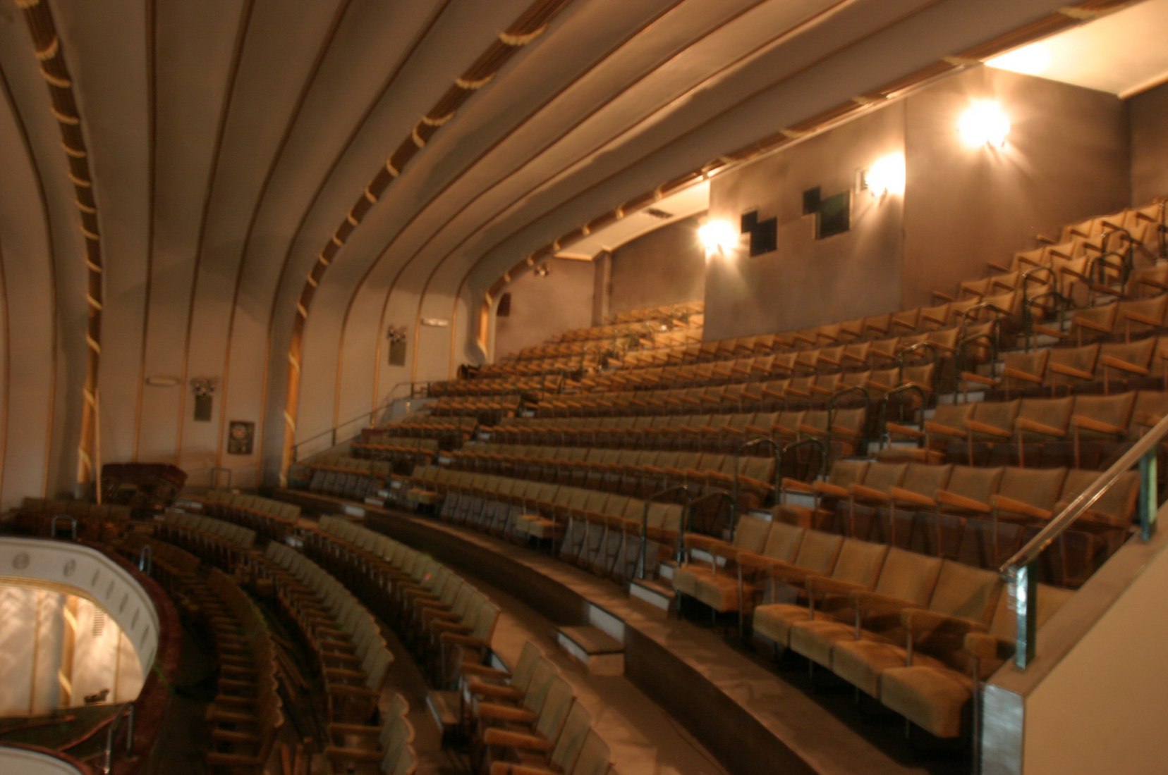 Vista interior del palco, Cine Carlos III por Luis Gutiérrez Soto. Imagen cortesía de Platea.