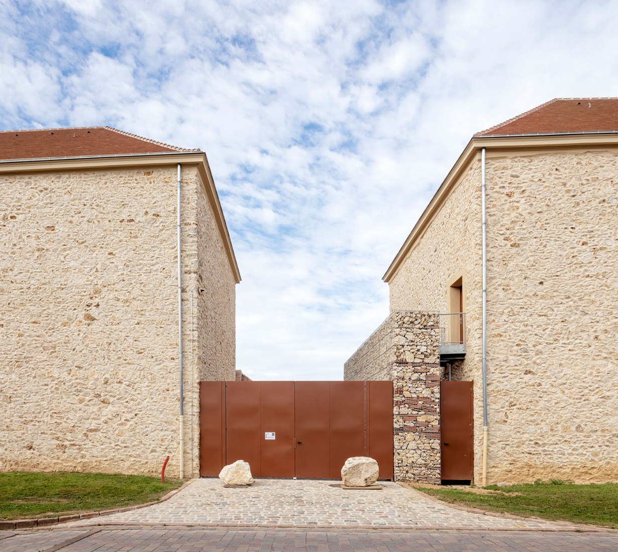 Centro cultural de Chessy por OPUS 5 Architectes. Fotografía por Luc Boegly.