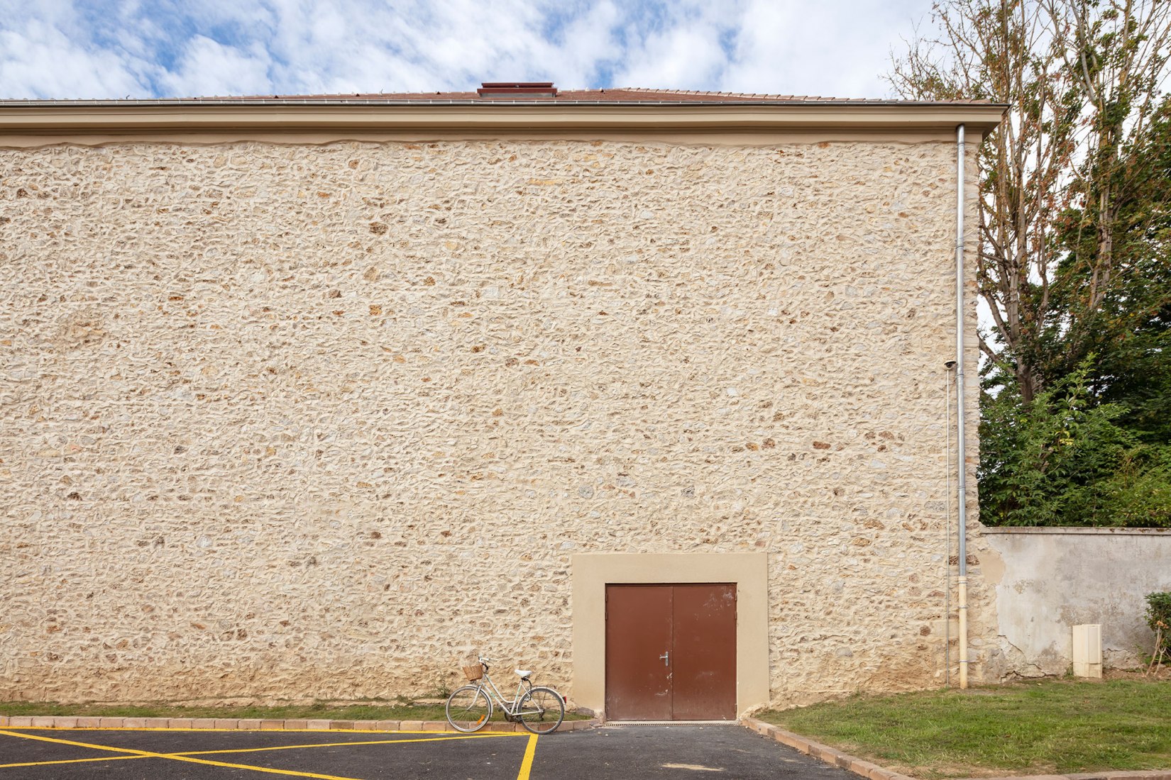 Centro cultural de Chessy por OPUS 5 Architectes. Fotografía por Luc Boegly.