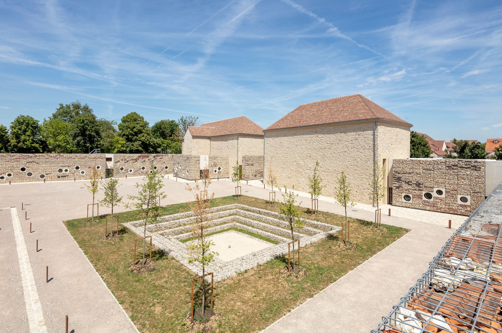 Centro cultural de Chessy por OPUS 5 Architectes. Fotografía por Luc Boegly.