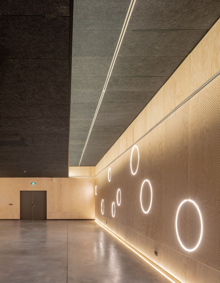 Centro cultural de Chessy por OPUS 5 Architectes. Fotografía por Luc Boegly.