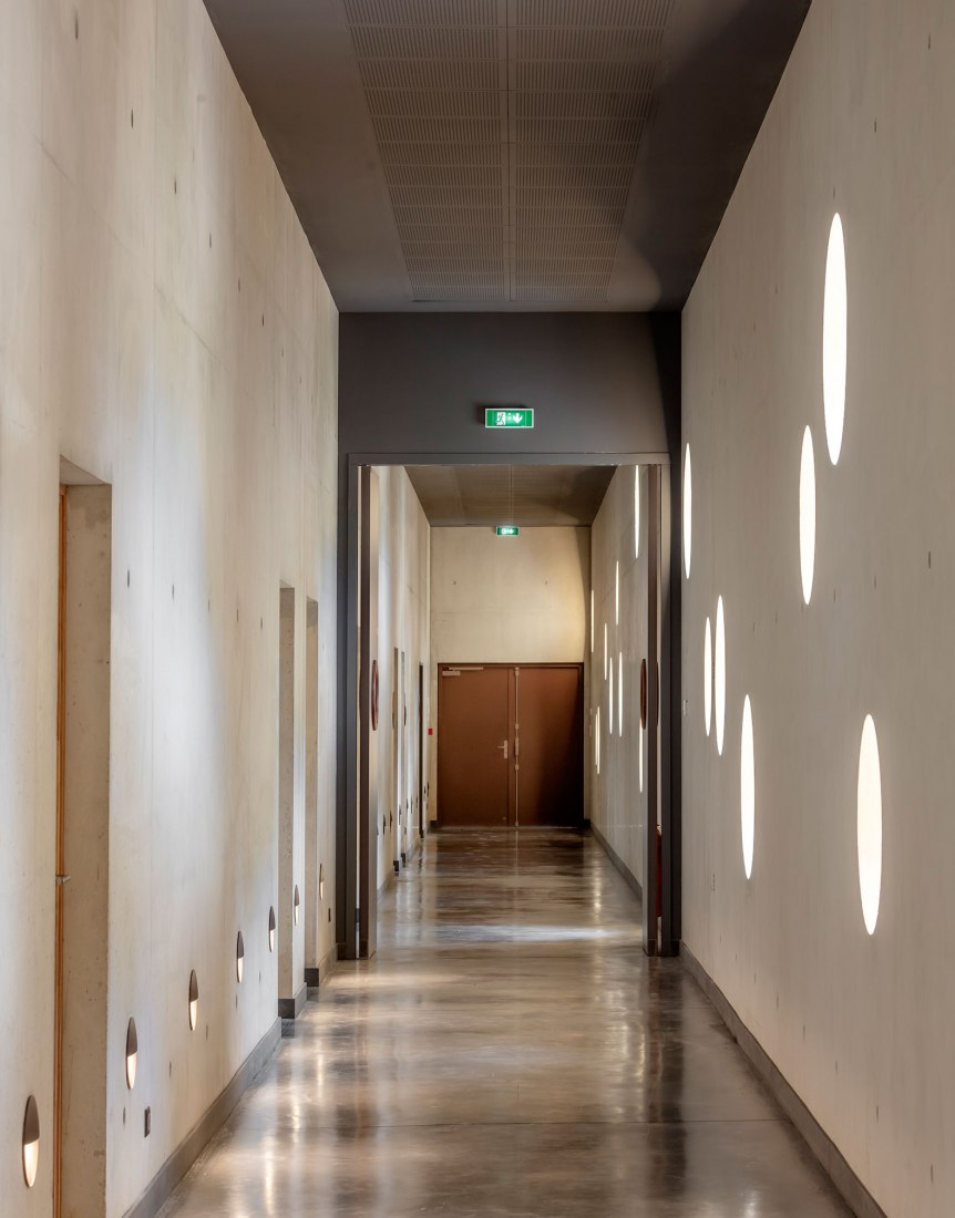 Centro cultural de Chessy por OPUS 5 Architectes. Fotografía por Luc Boegly.