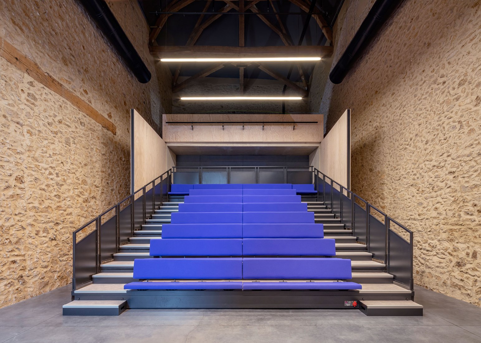 Centro cultural de Chessy por OPUS 5 Architectes. Fotografía por Luc Boegly.