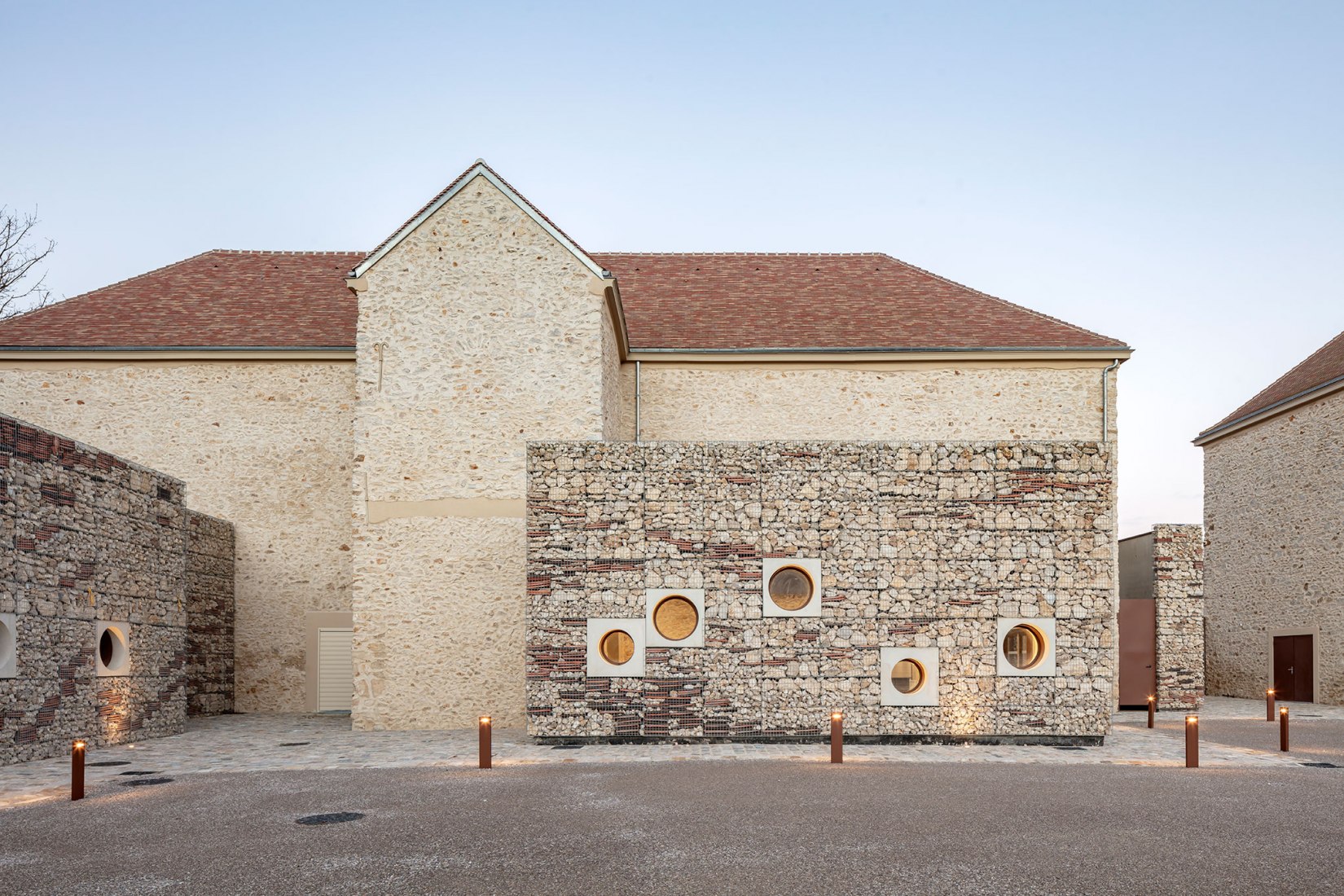 Centro cultural de Chessy por OPUS 5 Architectes. Fotografía por Luc Boegly.