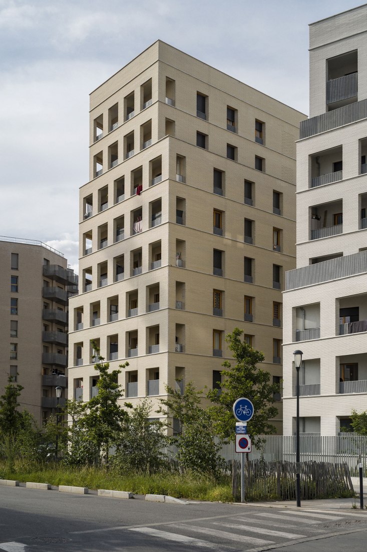 47 viviendas de alquiler social y bajo comercial por Ateliers O-S architectes. Fotografía por Cyrille Weiner.