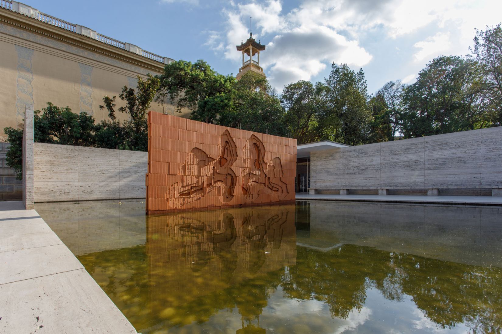 Psicoarquitectura, by Oscar Abraham Pabón, in the Mies van der Rohe Pavilion. Photograph by Anna Mas.