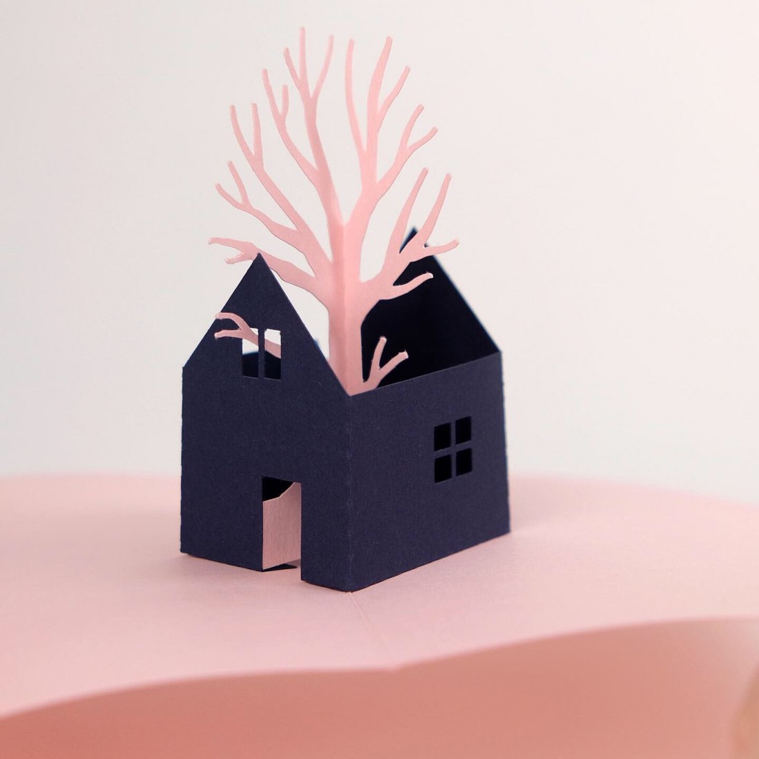 Pop-up del libro. Un árbol en la casa por Óscar Blasco Lázaro. Fotografía por Un árbol en la casa.
