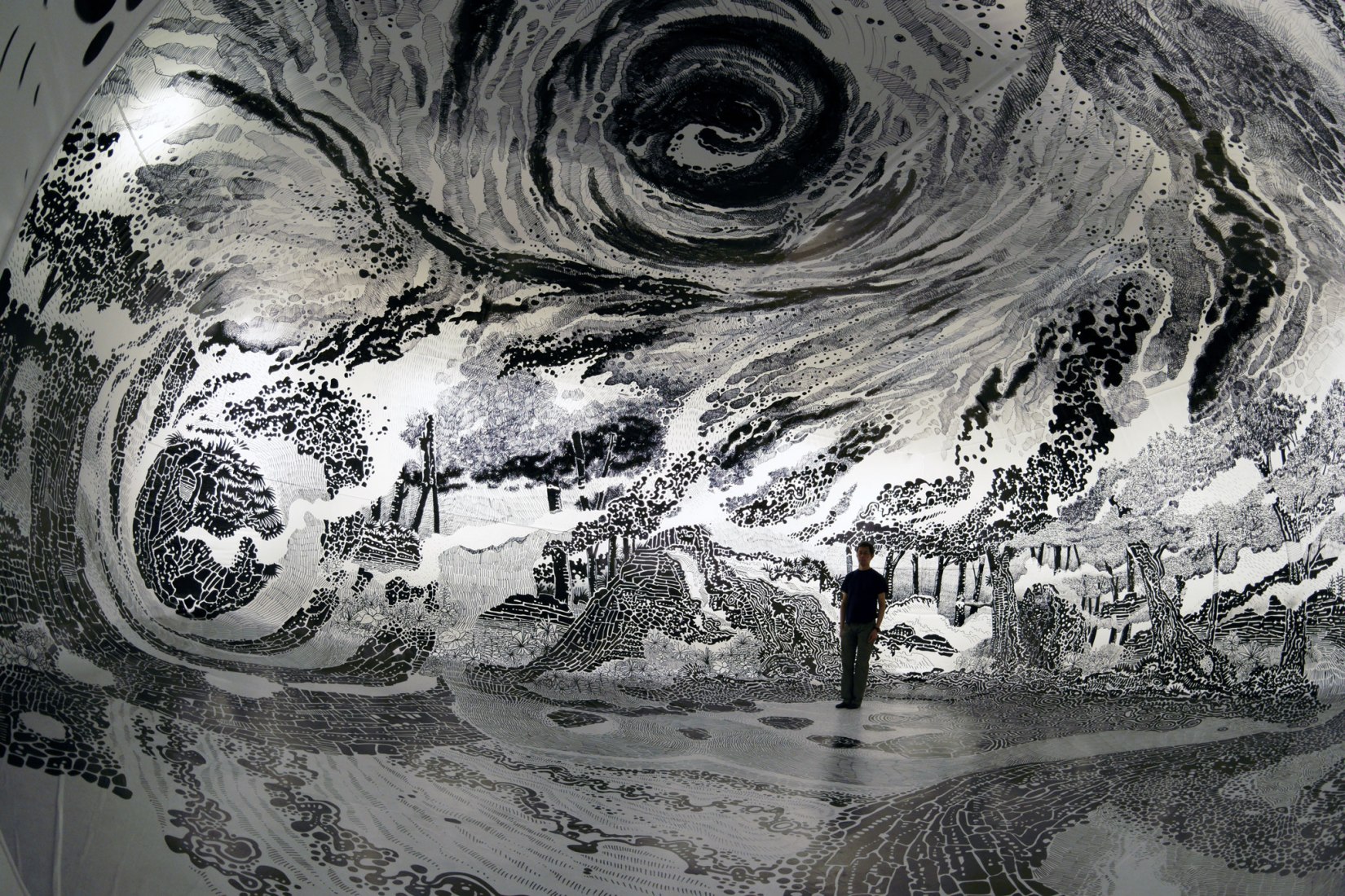 Paradise 2018, dibujo, bolígrafo permanente en vinilo 10 x 7 x 4 m. "Oscar Oiwa en el Paraíso: Dibujando lo efímero" en la Japan House. Cortesía de Oscar Oiwa