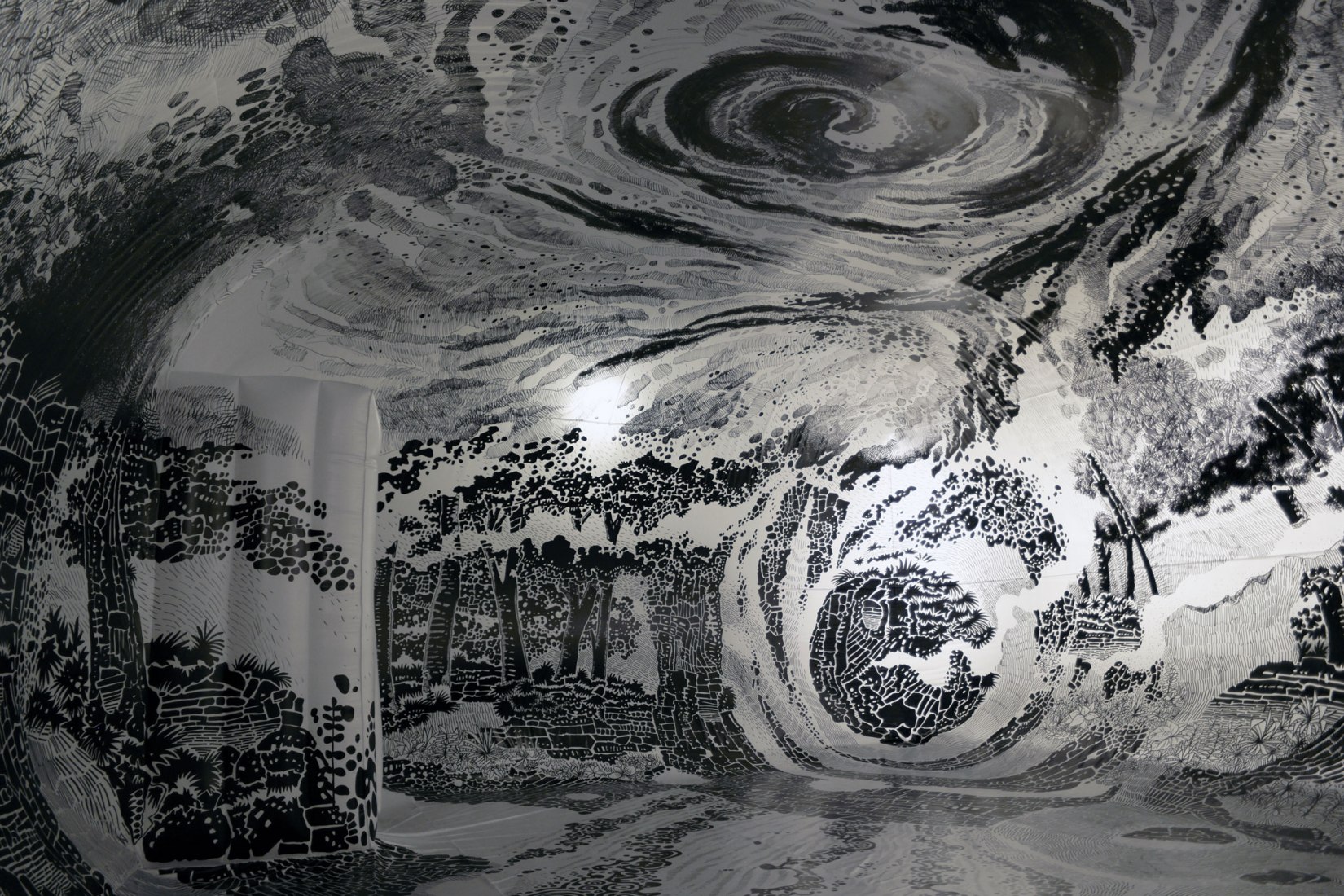 Paradise 2018, dibujo, bolígrafo permanente en vinilo 10 x 7 x 4 m. "Oscar Oiwa en el Paraíso: Dibujando lo efímero" en la Japan House. Cortesía de Oscar Oiwa