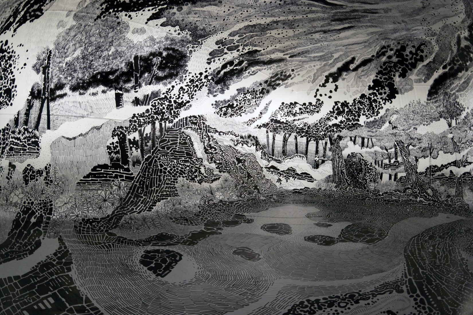 Paradise 2018, dibujo, bolígrafo permanente en vinilo 10 x 7 x 4 m. "Oscar Oiwa en el Paraíso: Dibujando lo efímero" en la Japan House. Cortesía de Oscar Oiwa