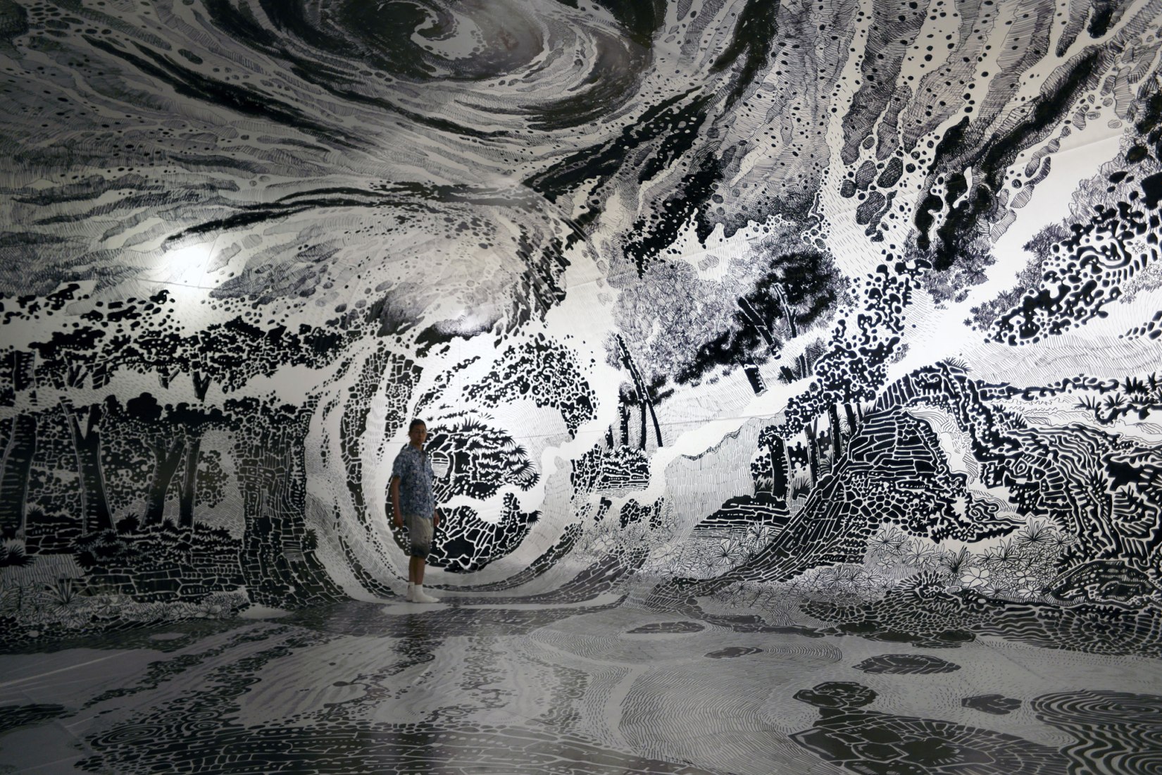 Paradise 2018, dibujo, bolígrafo permanente en vinilo 10 x 7 x 4 m. "Oscar Oiwa en el Paraíso: Dibujando lo efímero" en la Japan House. Cortesía de Oscar Oiwa