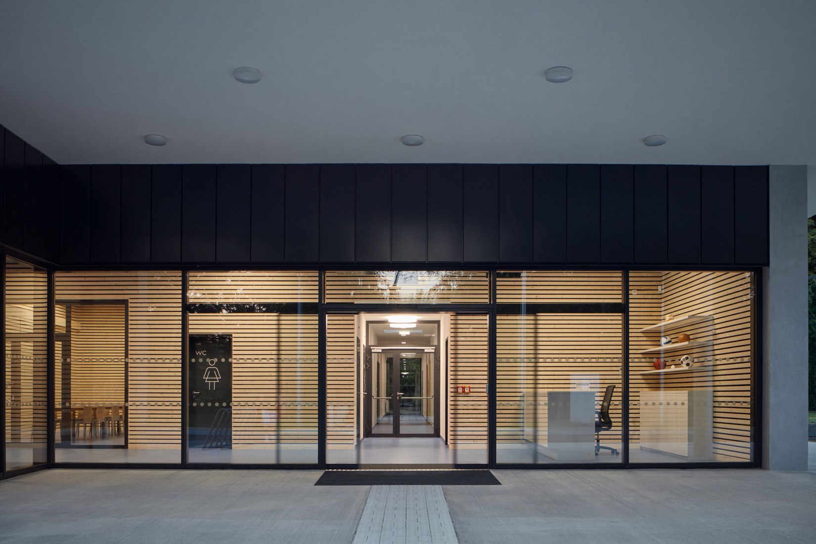 Pabellón deportivo en Borky por OV-architekti. Fotografía por BoysPlayNice.