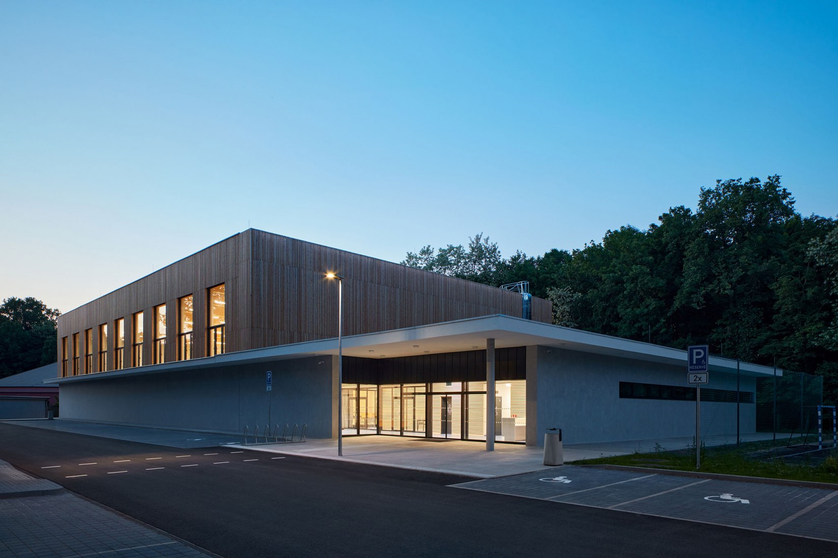 Pabellón deportivo en Borky por OV-architekti. Fotografía por BoysPlayNice.