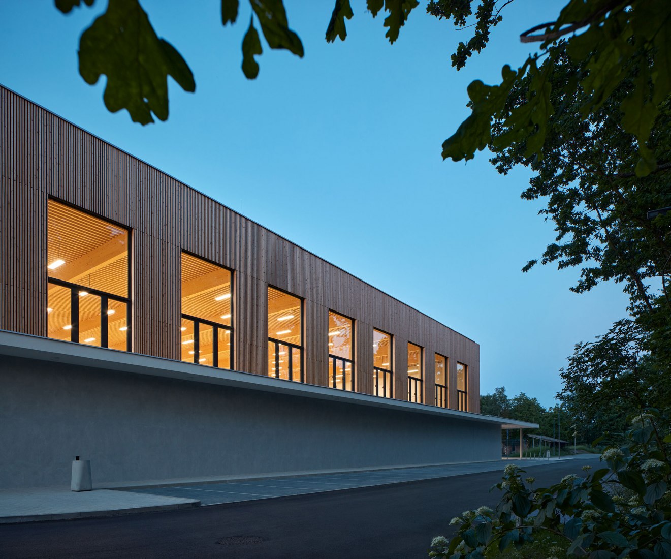 Pabellón deportivo en Borky por OV-architekti. Fotografía por BoysPlayNice.