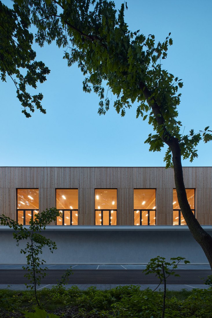 Pabellón deportivo en Borky por OV-architekti. Fotografía por BoysPlayNice.