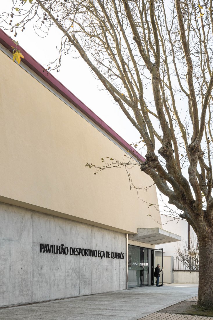 Sports pavilion of the Eça de Queirós Secondary School by Oval. Photograph by Ivo Tavares Studio.