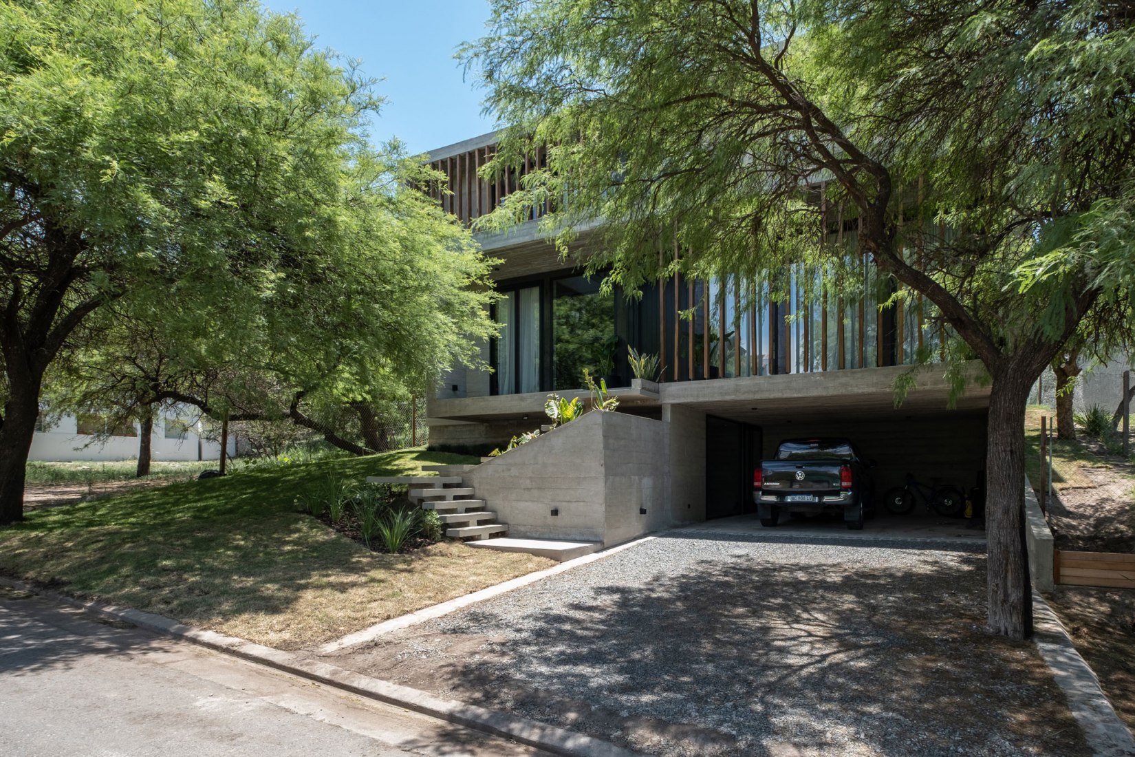 Casa en El Rodeo por Pablo Senmartin Arquitectos. Fotografía por Andrés Domínguez.