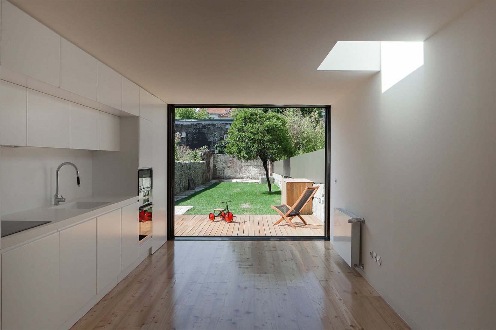 Boavista House by Pablo Pita Architects. Interior view of the social space.Photograph © José Campos.
