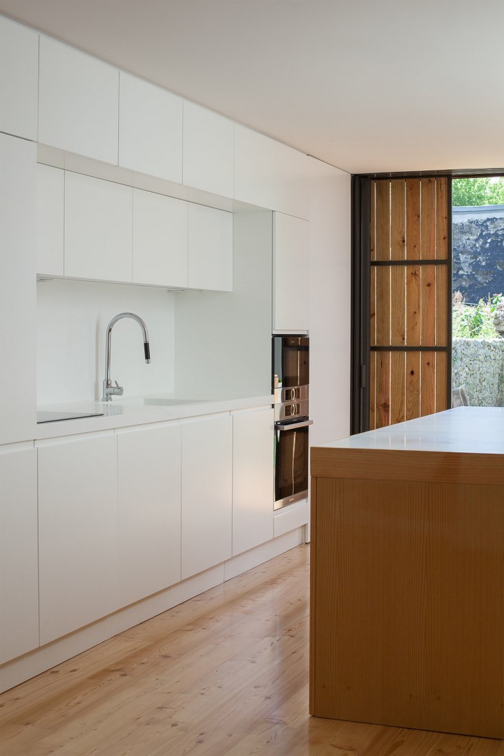 Boavista House by Pablo Pita Architects. Interior view of the social space.Photograph © José Campos.