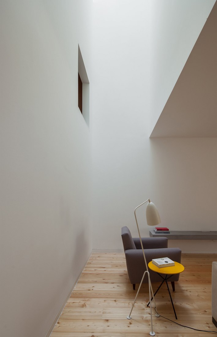 Boavista House by Pablo Pita Architects. Interior view of the social space.Photograph © José Campos.