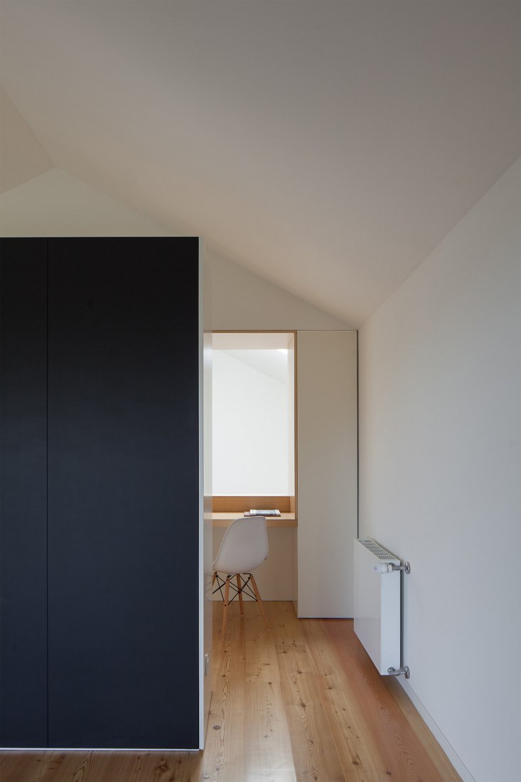 Boavista House by Pablo Pita Architects. Interior view of the social space.Photograph © José Campos.