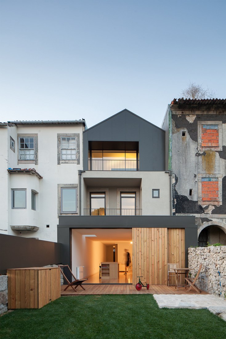Boavista House by Pablo Pita Architects. Interior view of the social space.Photograph © José Campos.