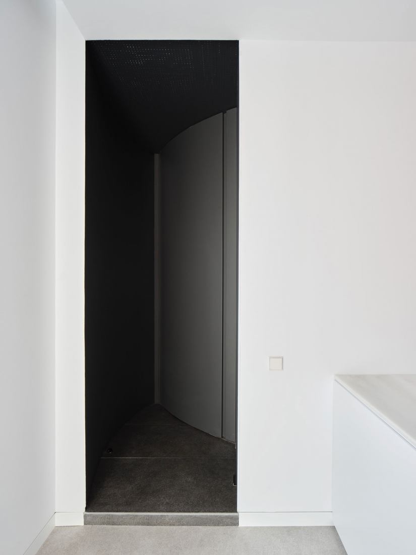 Oratory of the new IESE Building by padilla nicás arquitectos. Photograph by José Hevia.