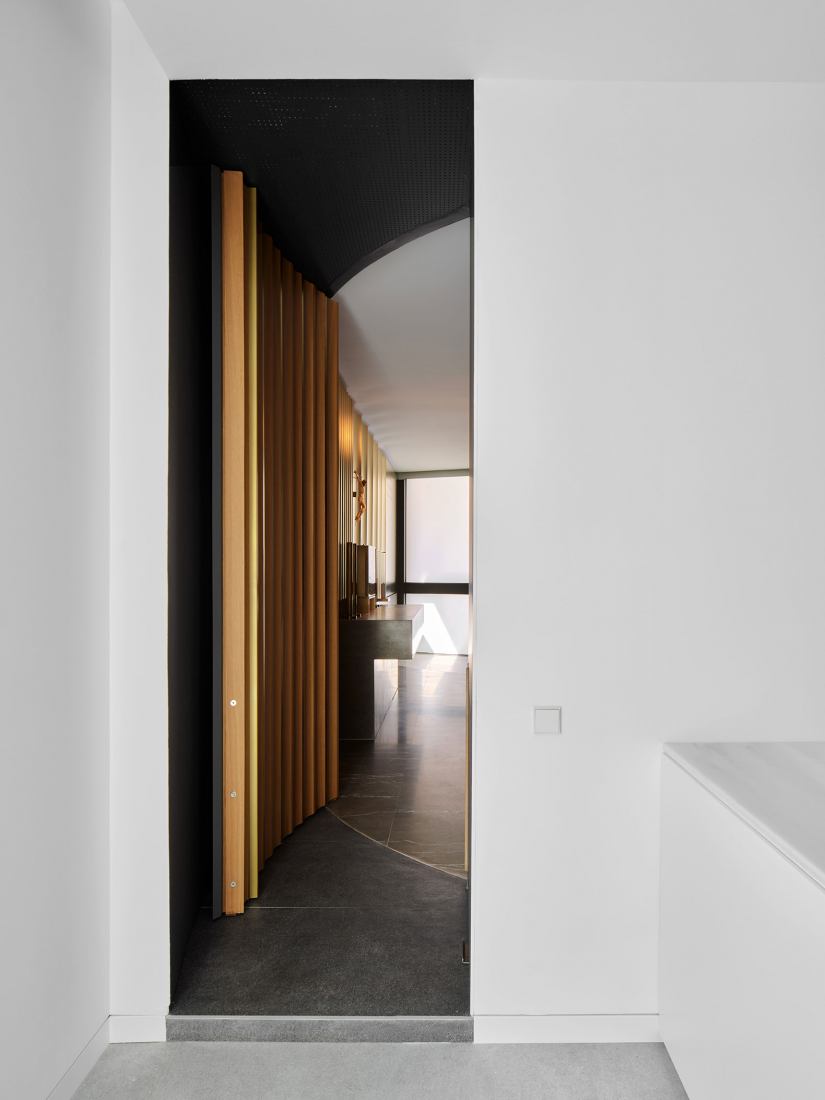 Oratory of the new IESE Building by padilla nicás arquitectos. Photograph by José Hevia.