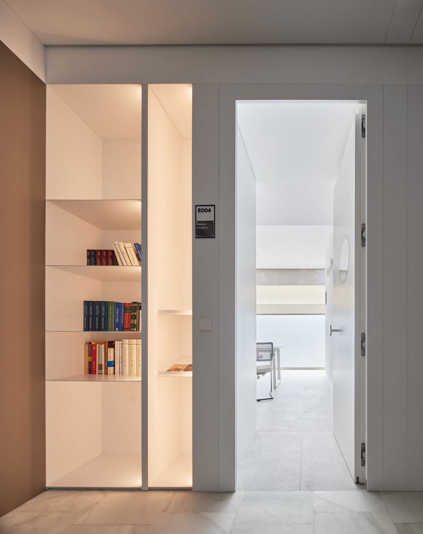 Oratory of the new IESE Building by padilla nicás arquitectos. Photograph by José Hevia.