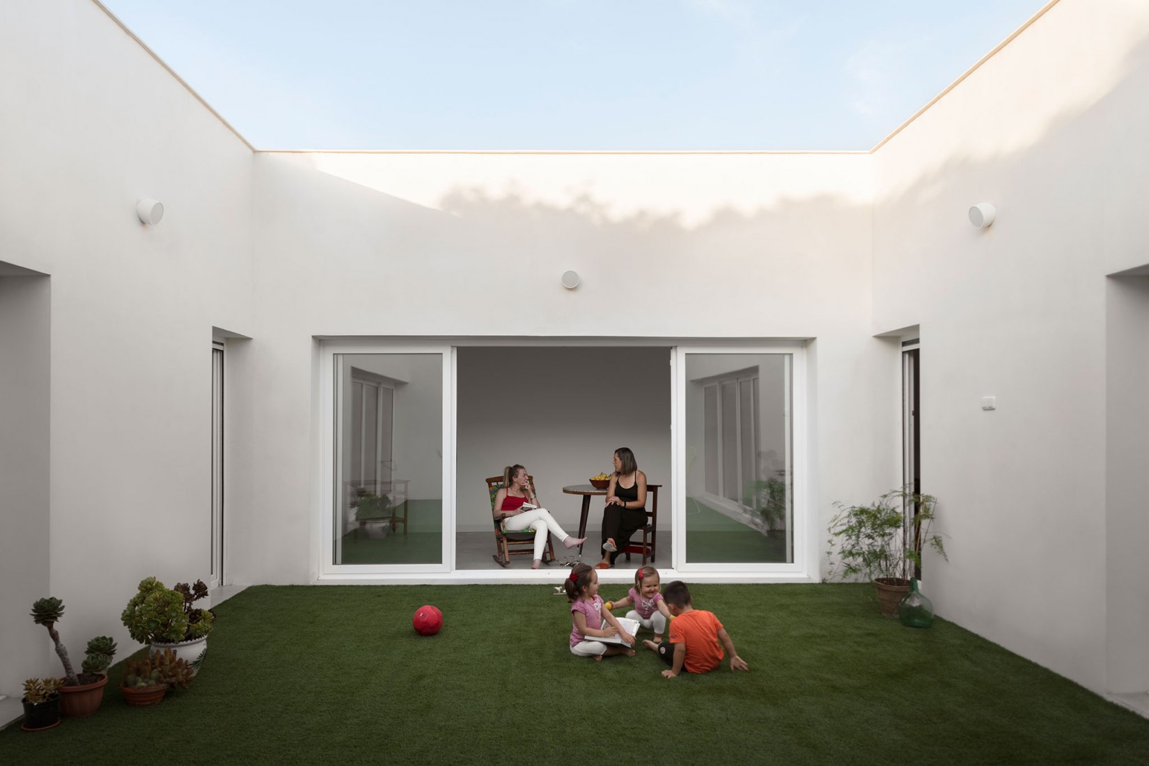 Vivienda en torno a una «era» por Palera arquitectos. Fotografía por Milena Villalba