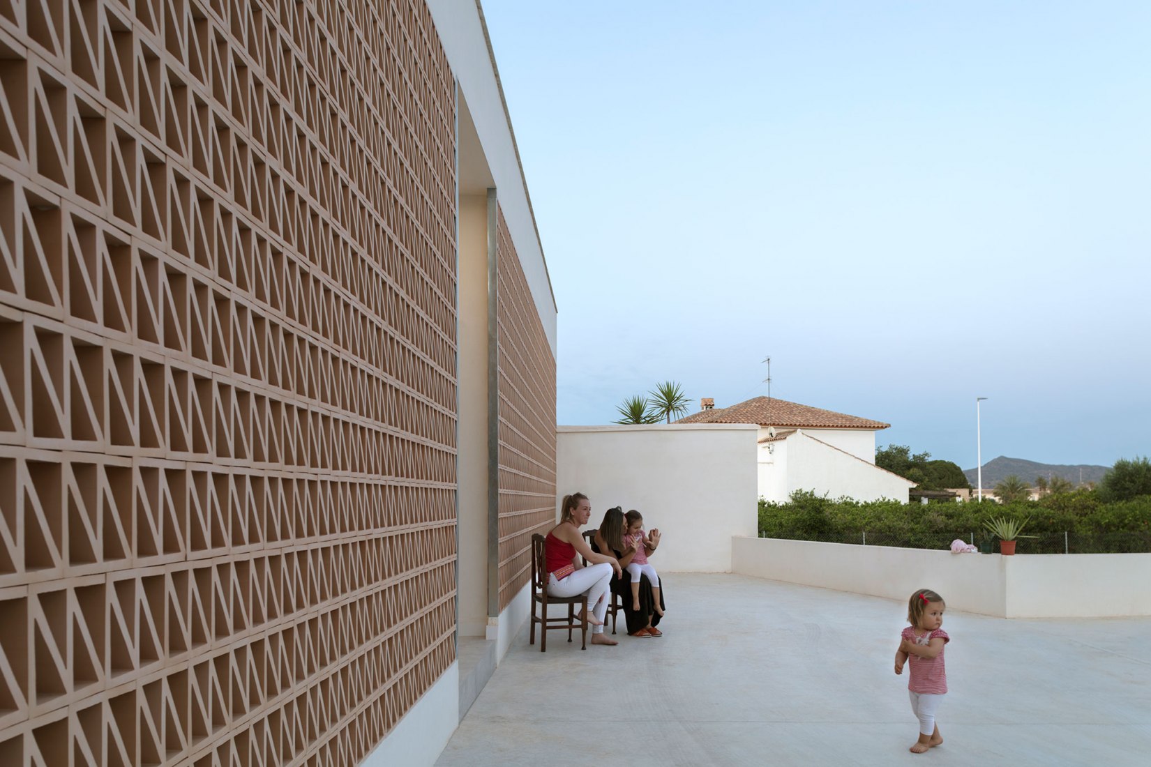 Vivienda en torno a una «era» por Palera arquitectos. Fotografía por Milena Villalba