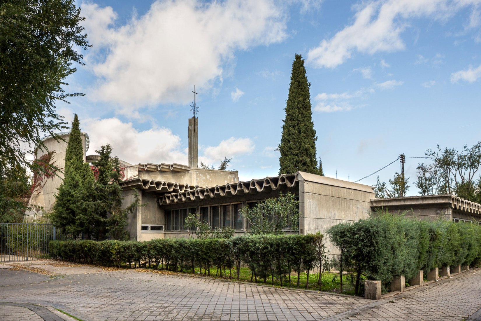 Exterior view. Parochial Set of Saint Ana and The Hope by Miguel Fisac. Photograph © Simón García | arqfoto.com