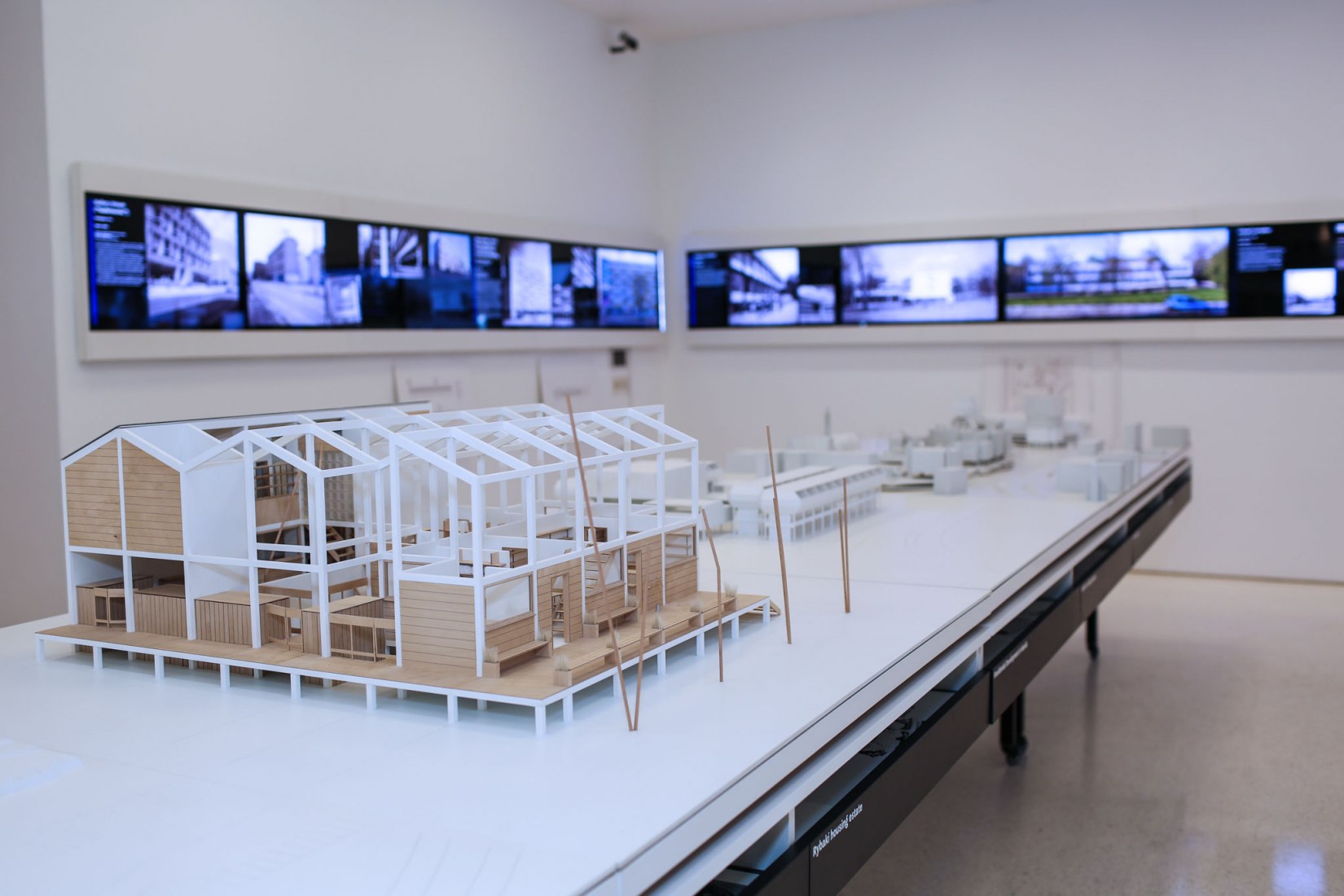 Room image. Patchwork: The Architecture of Jadwiga Grabowska-Hawrylak. Photograph by Shulamit Seidler-Feller.