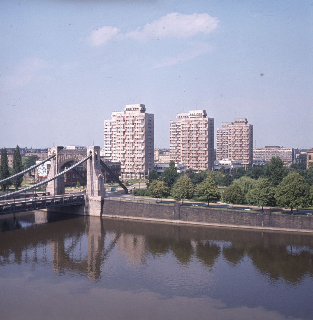Residential and Commercial Complex in Grunwaldzki Square (1963-76) Photograph by Stefan Arczynski. Collection of the National Digital Archive.