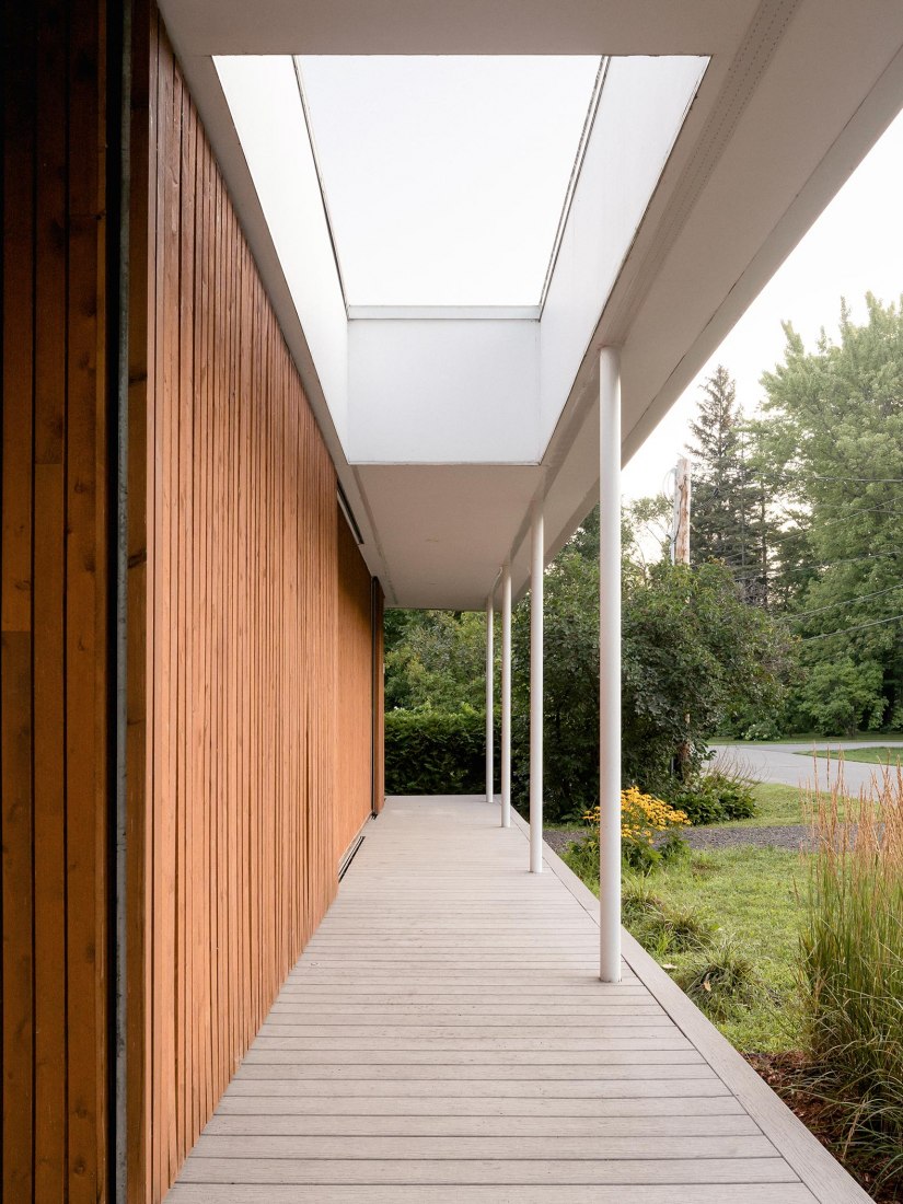 House in Oka by Paul Bernier Architecte. Photograph by Raphaël Thibodeau.
