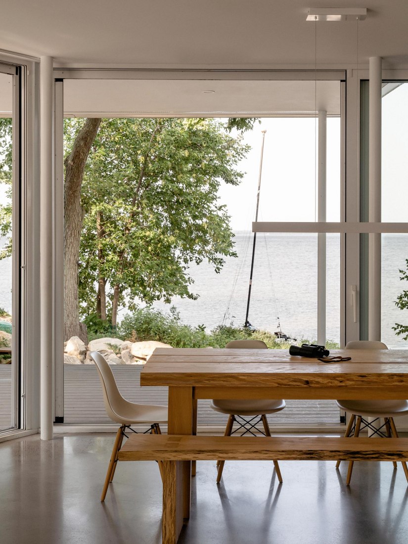 House in Oka by Paul Bernier Architecte. Photograph by Raphaël Thibodeau.
