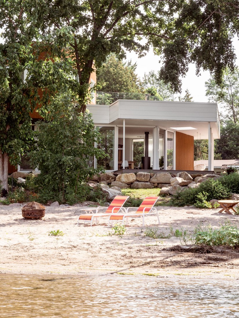 House in Oka by Paul Bernier Architecte. Photograph by Raphaël Thibodeau.