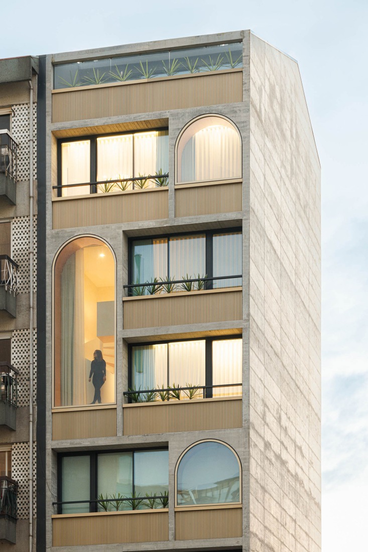Boavista 339 by PAULO MERLINI architects. Photograph by Ivo Tavares Studio.