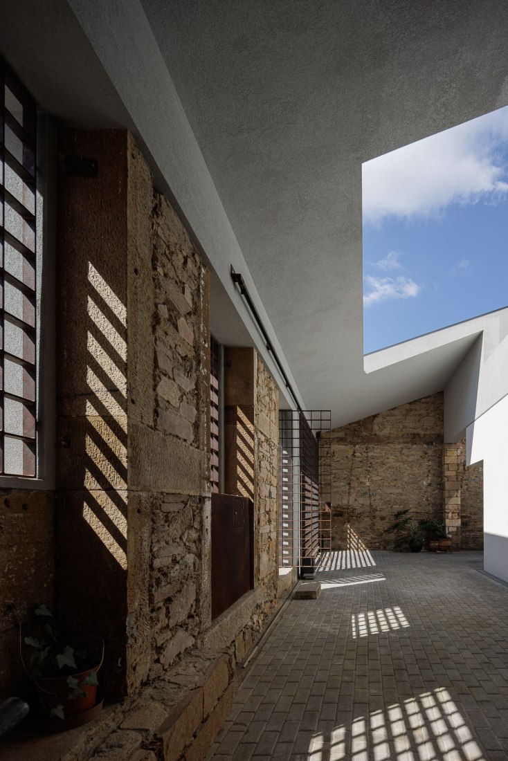 Forte House by pema studio. Photograph by Ivo Tavares.