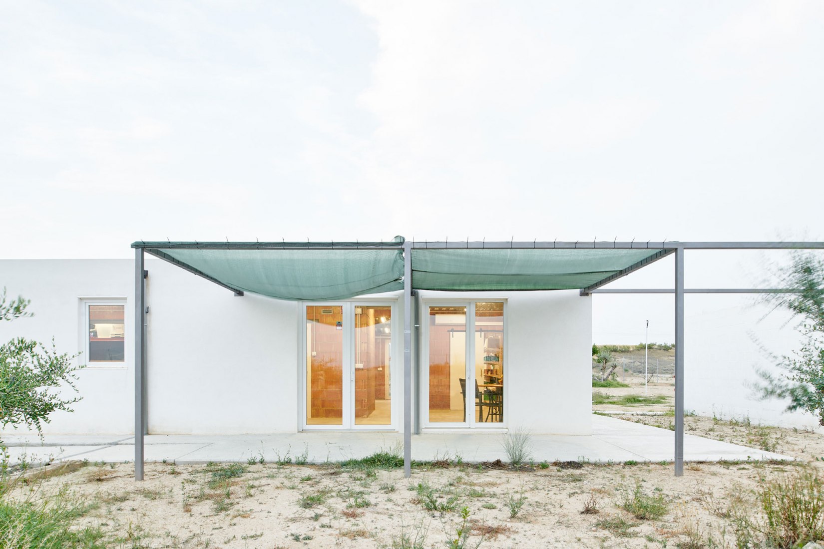 Nuevo refugio de animales para A.D.P.C.A. por Pérez + Usabiaga Arquitectura. Fotografía por Iñaki Bergera.