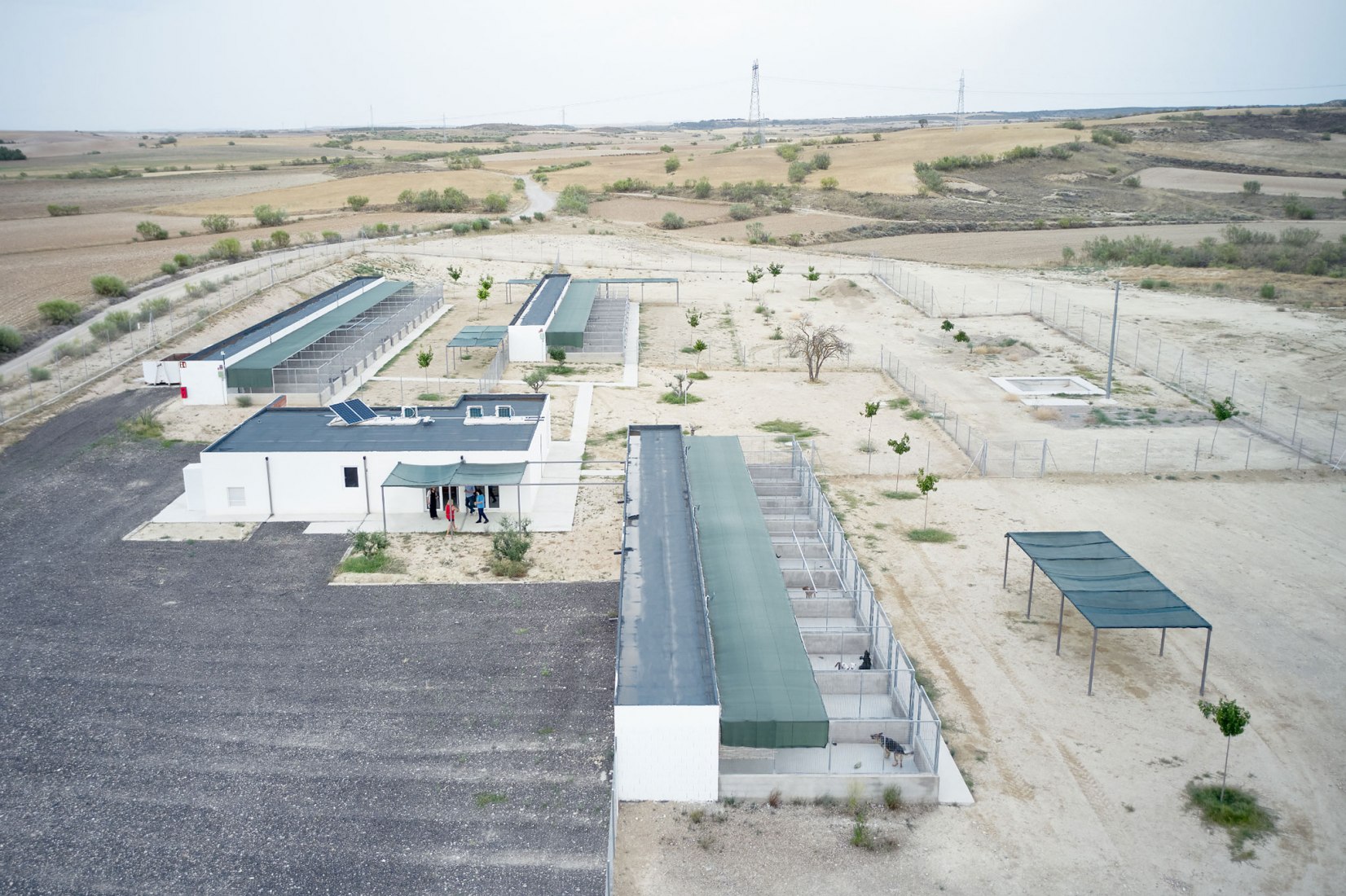 Nuevo refugio de animales para A.D.P.C.A. por Pérez + Usabiaga Arquitectura. Fotografía por Iñaki Bergera.