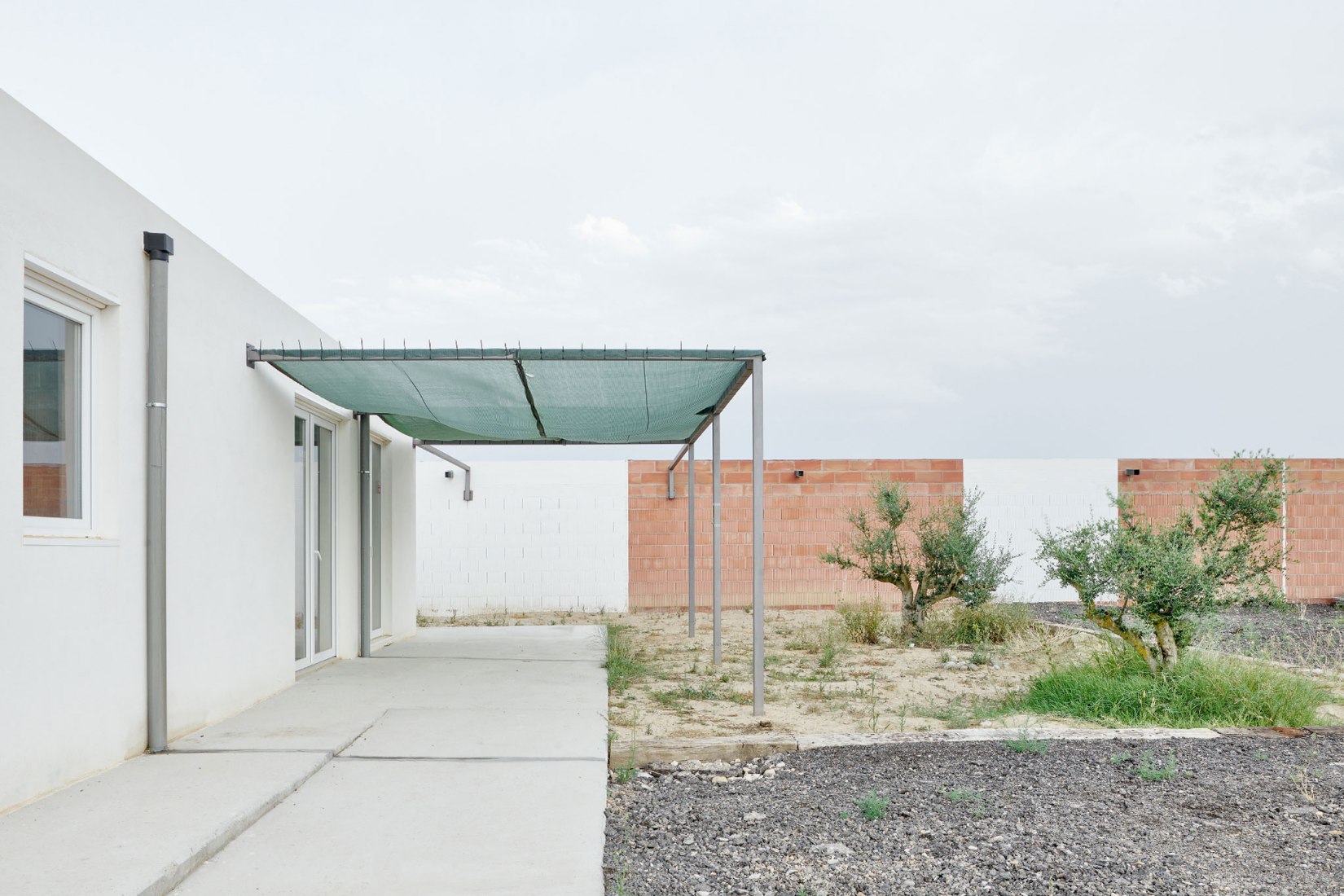 Nuevo refugio de animales para A.D.P.C.A. por Pérez + Usabiaga Arquitectura. Fotografía por Iñaki Bergera.