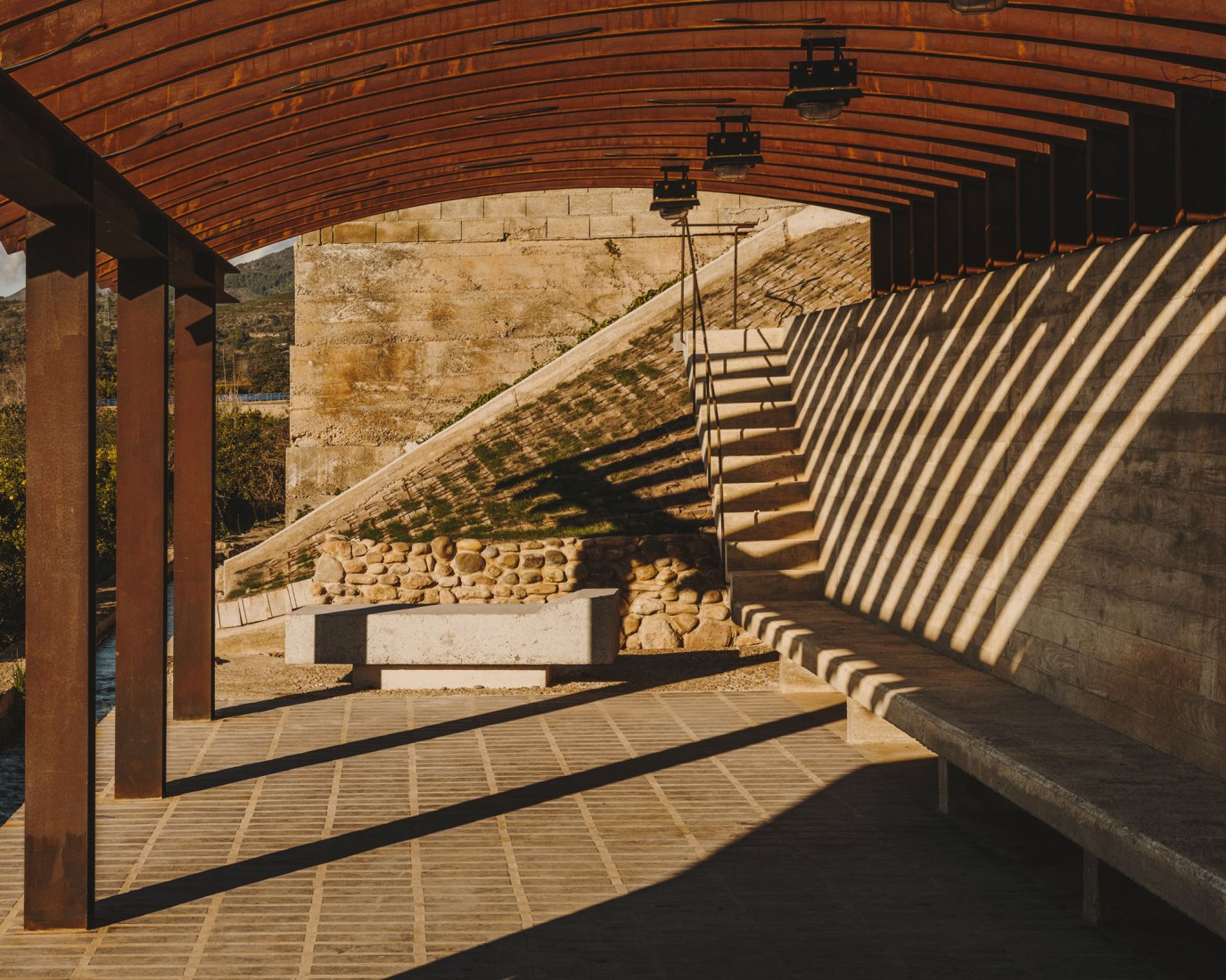 Una pérgola abierta a la huerta por Bona fide taller (Alejandro Martínez del Río). Fotografía por Oleh Kardash Horlay