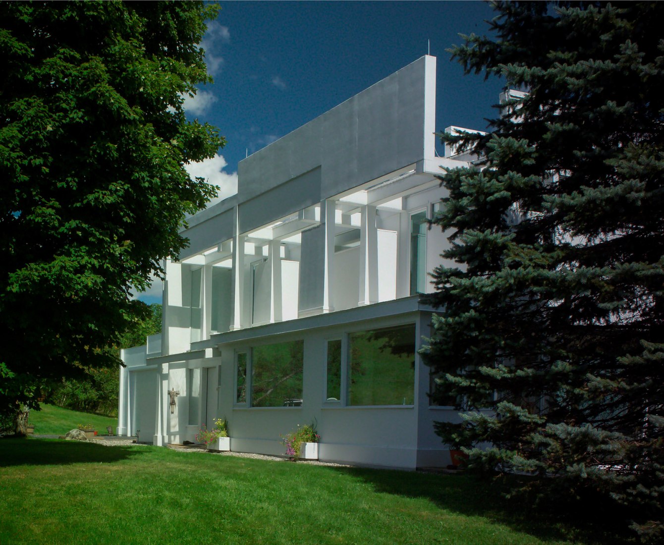 Exterior view. House II (Falk House) by Peter Eisenman. Image courtesy of Zillow Inc