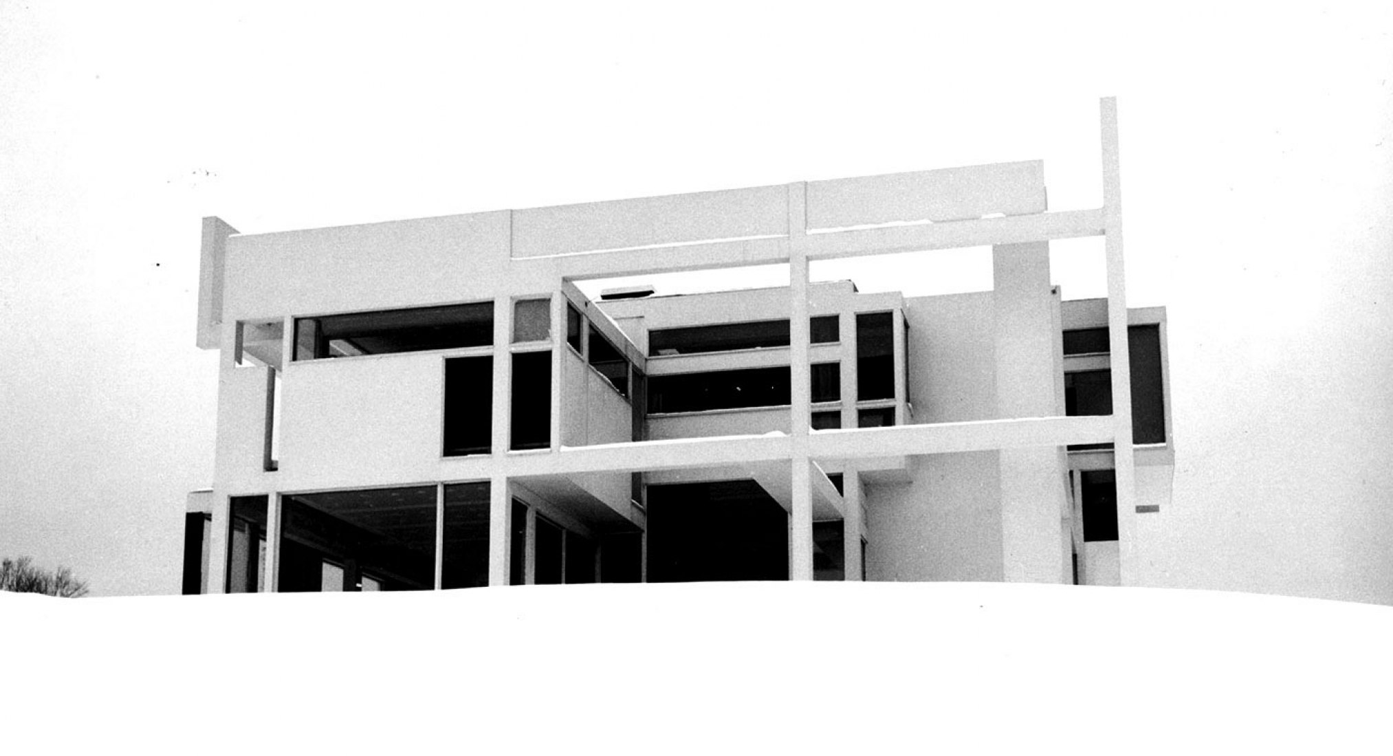 A photograph of House II was mistaken for a model by a French magazine, a confusion that greatly pleased the architect. fue confundida con una maqueta por una revista francesa, una confusión que le agradó al arquitecto.