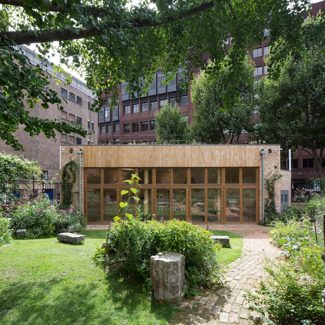 Edificio Comunitario de Phoenix Garden por Office Sian Architecture + Design. Fotografía © Richard Chivers